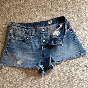 - Levi’s white oak cone button fly denim short 28